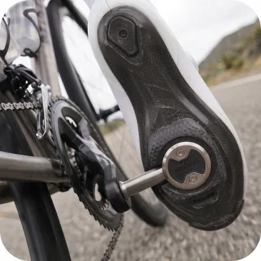 Top-down perspective of a cycling shoe pivoting to demonstrate 15 degrees of float
